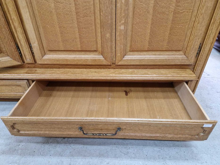 Голям четирикрилен гардероб с две чекмеджета