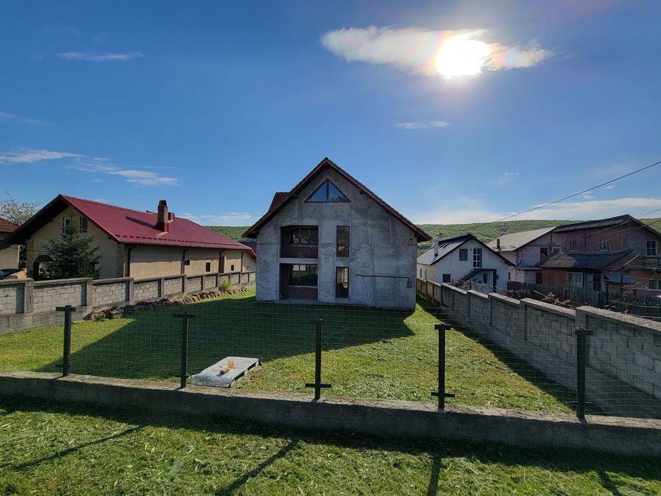 Casă cu teren la 11 km distanță de Pitești