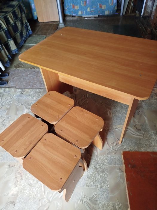 Стол и четыре табурета