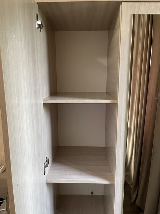 Прдается шкаф (3х дверной с зеркалом)