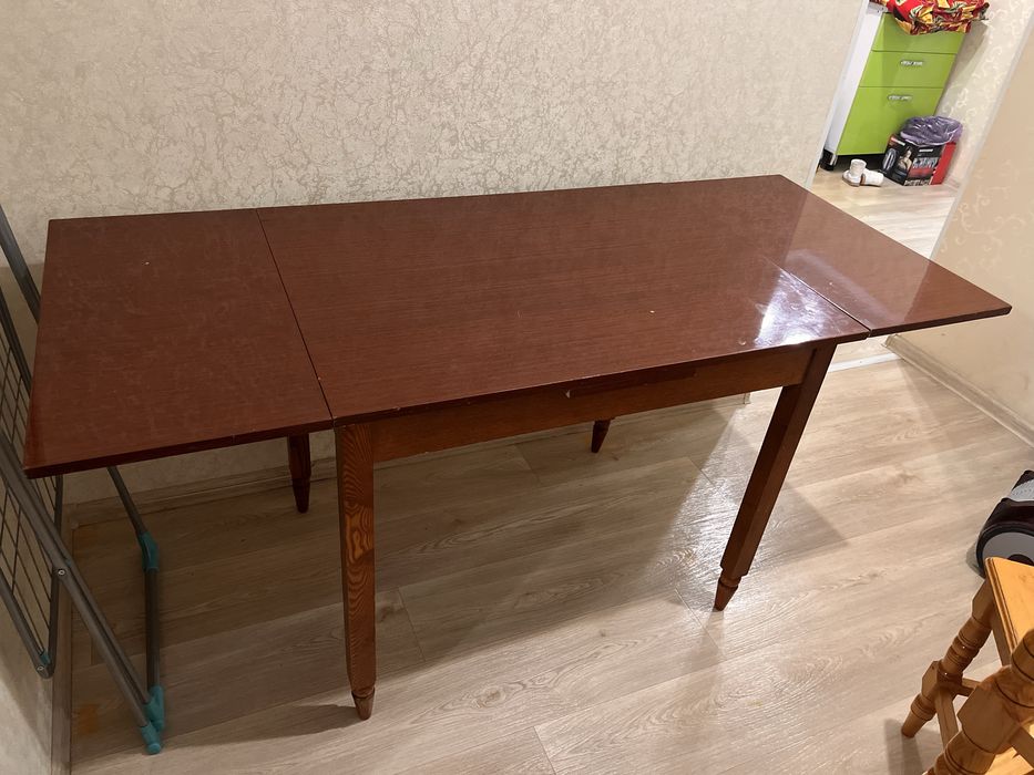 Продам стол полированный