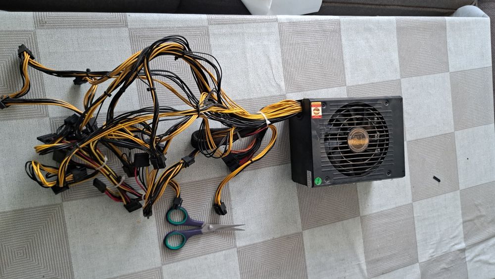 Захранване, вентилатори, кабели