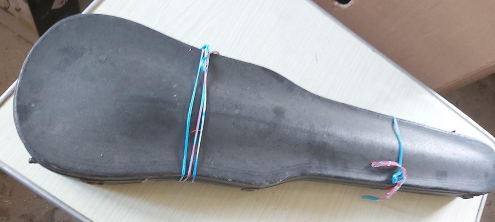 Цигулка, стара, купувана най-късно 1954г., скъсани струни.