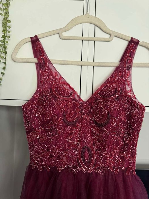 Официална рокля Laona в бордо червено с камъни и тюл за сватба