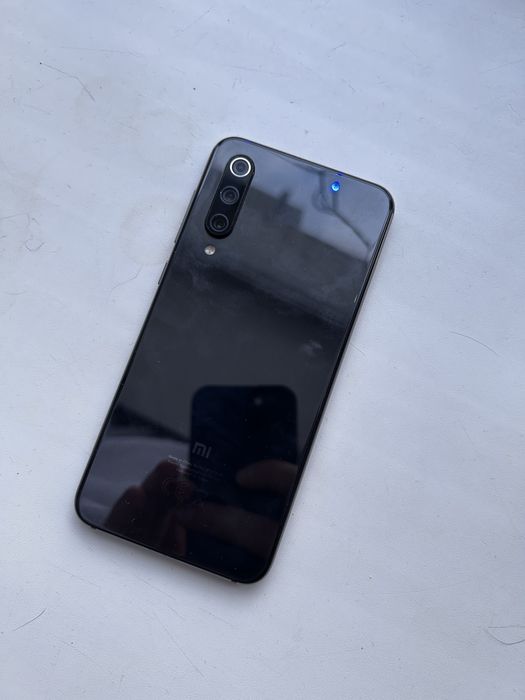 Телефон Xiaomi Mi 9 SE