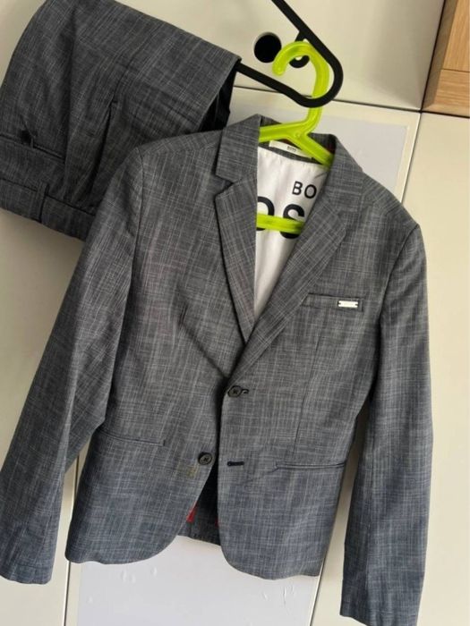 Costum Hugo Boss pentru băieți – Sacou și pantaloni scurți – 10 ani / 138 cm – Purtat o singură dată – Ca nou