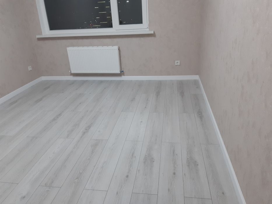 Поклейка обоев, галтелей и плинтусов