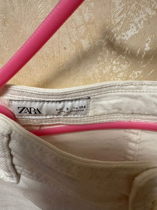 Vând blugi albi Zara mărimea 9 ani pt fetițe