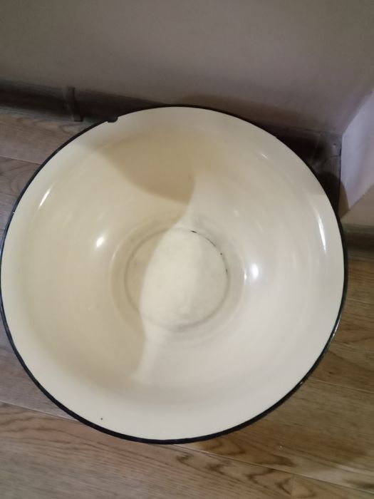 Тазики алюминиевые, эмалированные и пластиковые , казан