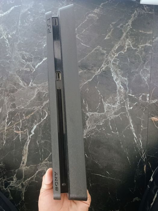 Play Station  4 slim