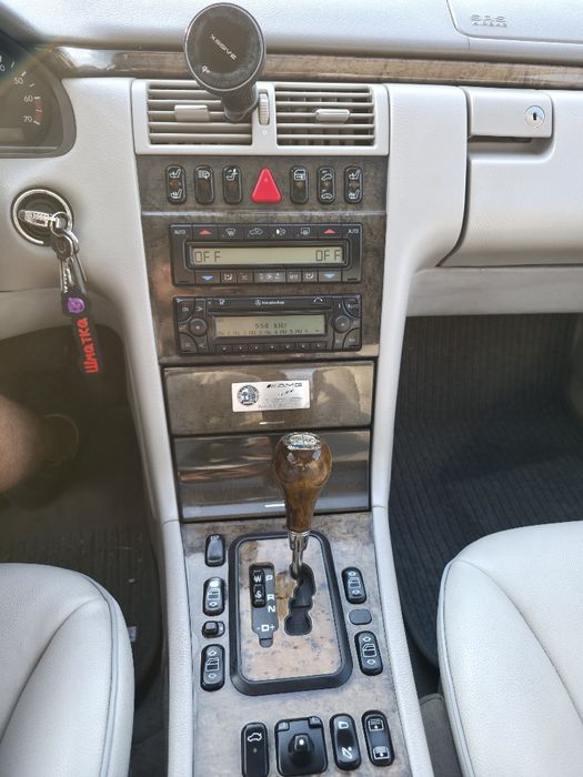 Mercedes-Benz E430 W210