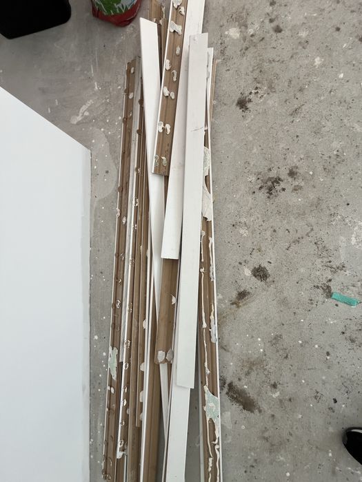 Vand plinta alba MDF in stare foarte buna