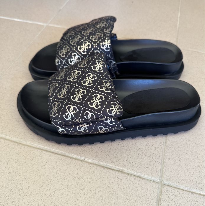 Чехли на марката Guess