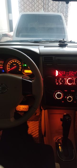 Nissan Tiida sotiladi qora