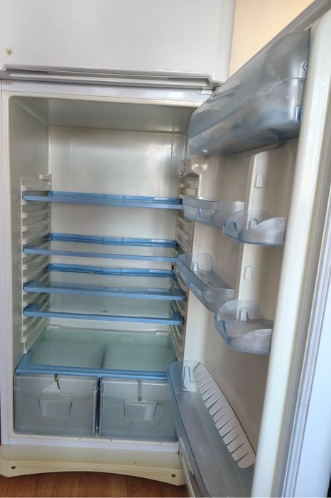 Frigider Indesit TA5 FR, 2 usi, stare foarte buna