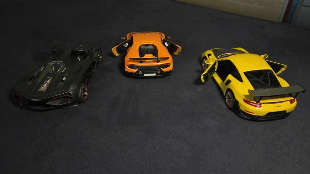 Продавам използвани колички Hotwheels, Matchbox, Maisto, Welly в различни мащаби