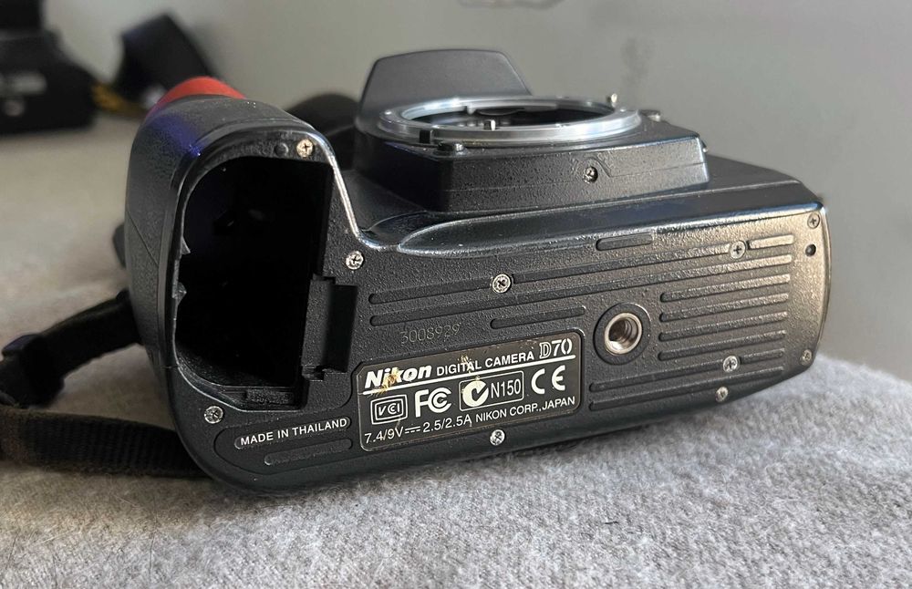 Aparat foto DSLR Nikon D70 body – funcțional, fără baterie