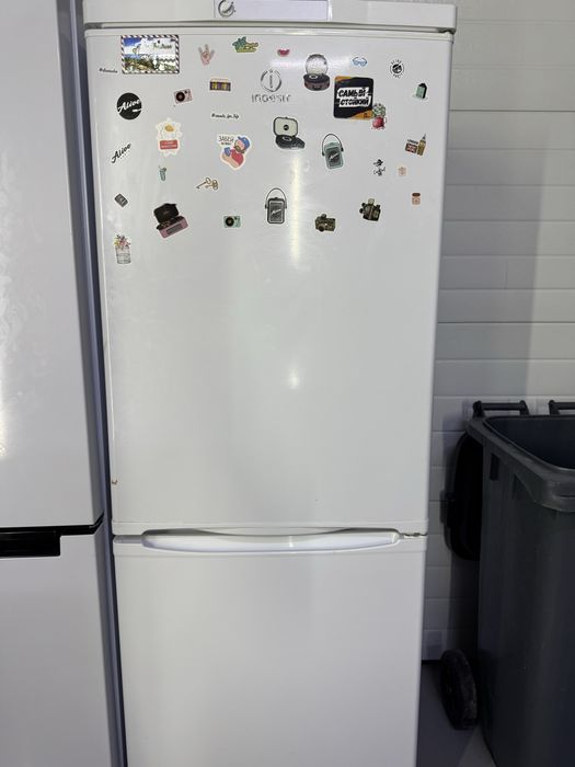 Продается холодильник с морозильным отсеком