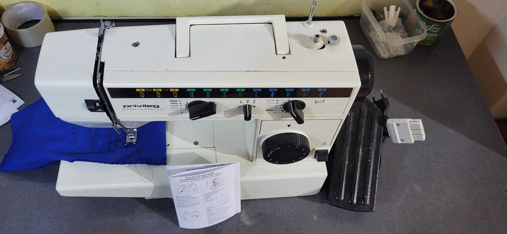 Masina de cusut Electrica Privileg cu piese metalice
