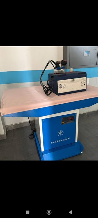 Промышленный гладильный стол с утюгом