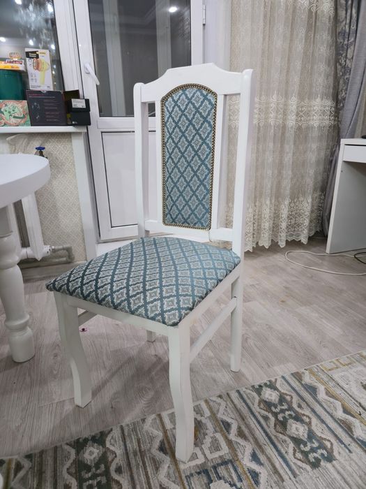 стол и шесть стульев