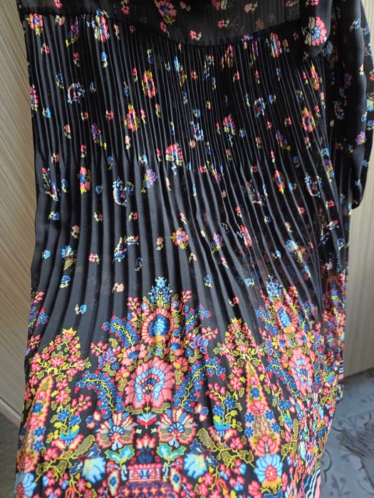 Плисиран черен топ с цветя, размер М