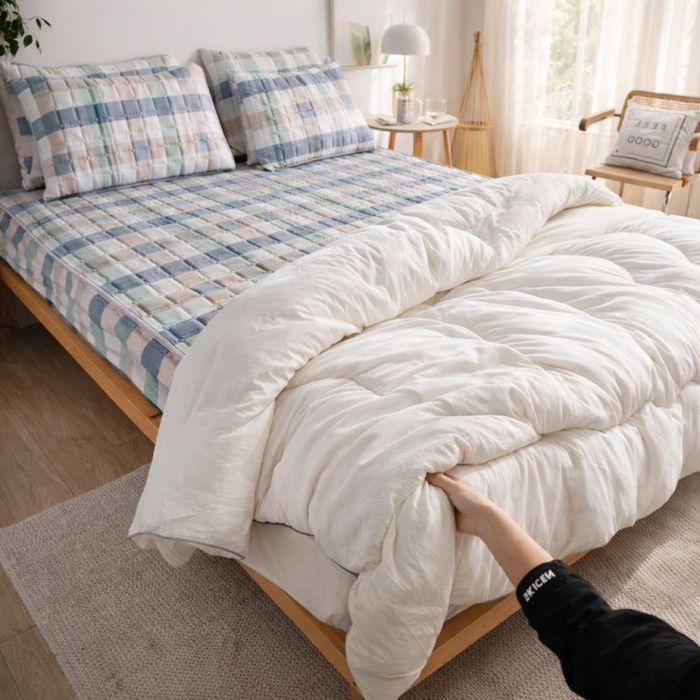 Капитониран чаршаф от нетъкана материя 1,80 x 2,00 м + 2 калъфки + Подарък Зимен юрган с овча вълна 160x200см