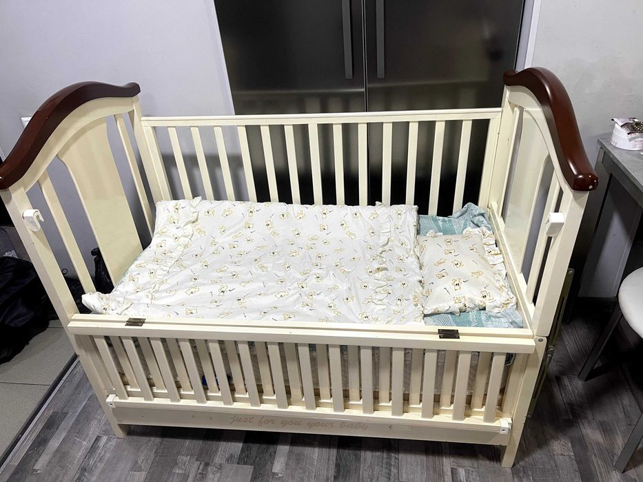 Детская кроватка с матрасом и постельным бельем