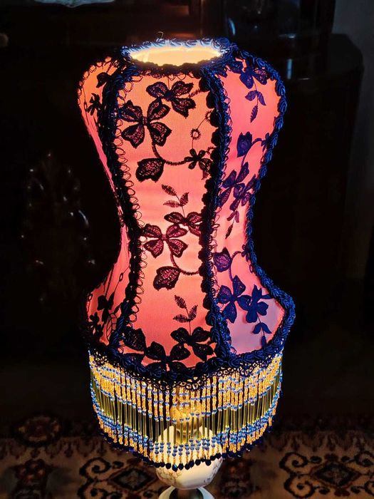 Abajur albastru si franjuri de margele pentru veioza