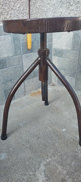 Трикрако старо въртящо столче медицинско