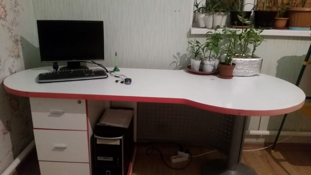 Жұмыс столын сатамын. Өте мықты, қалың,