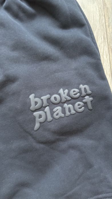 Broken planet къси панталонки