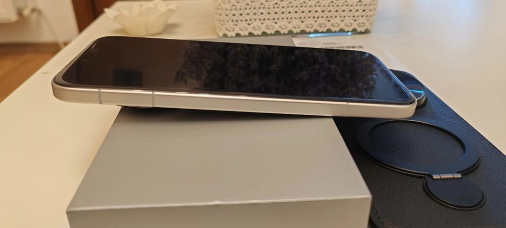 Vând honor magic 8 pro cu garanție 2 ani plus asigurare