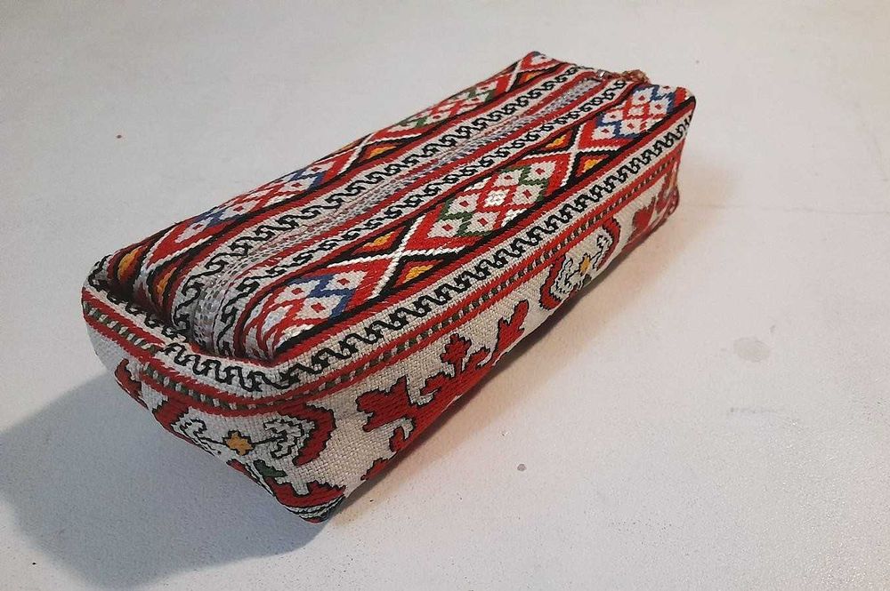 Ръчно бродиран несесер с български шевици