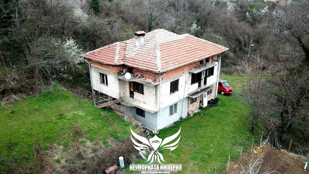 Продавам двуетажна къща 214РЗП с широк двор 1235кв. в с.Новаково