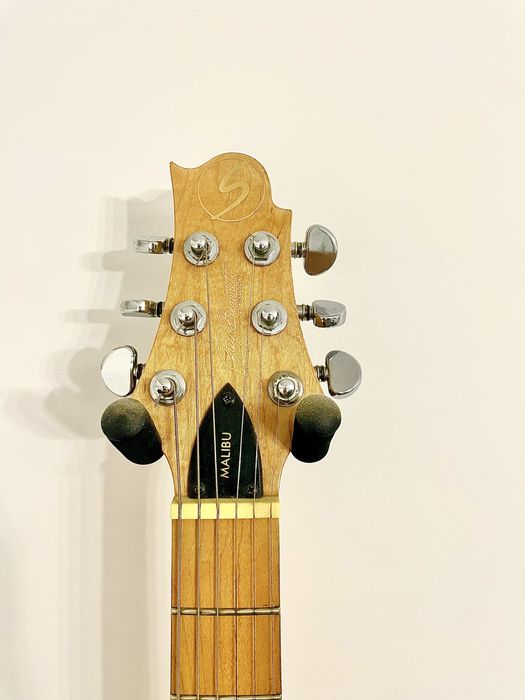 Продаётся электрогитара Greg Bennett.