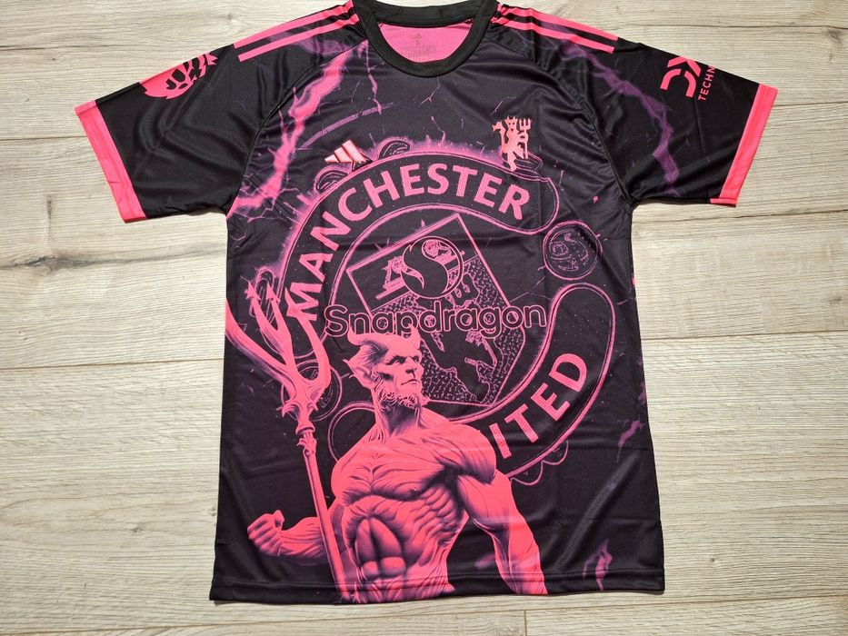 Флуоресцентна футболна фланелка на Манчестър Юнайтед!