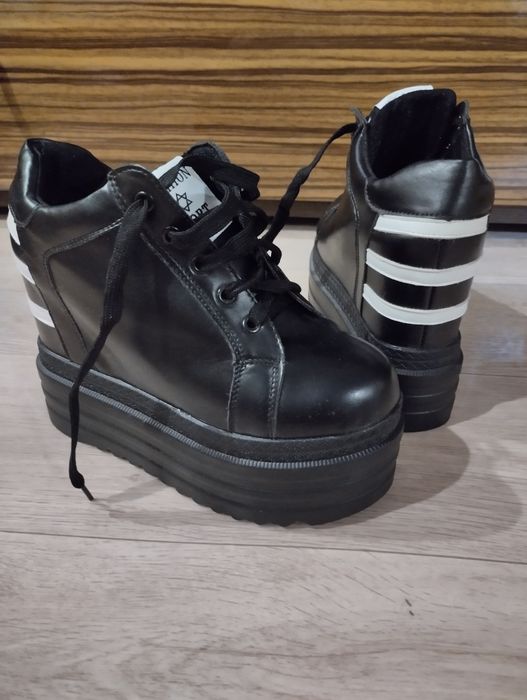 Кроссовки на платформе