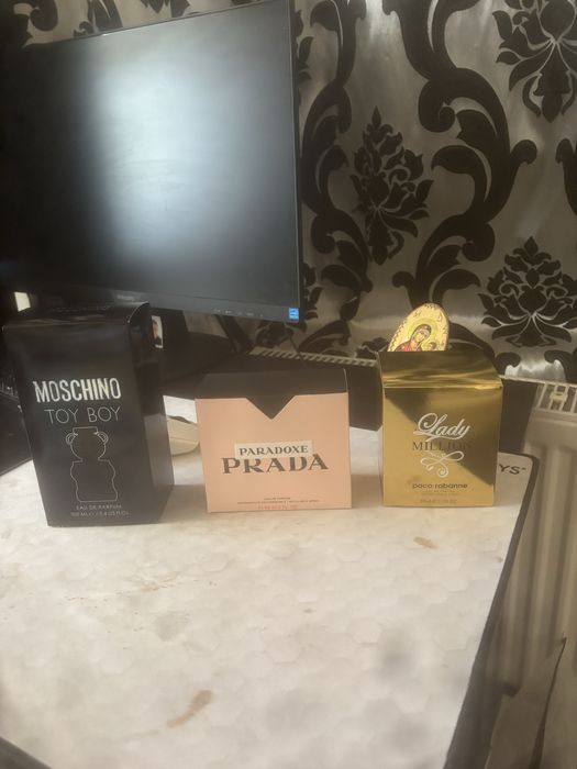 Vand parfumuri.