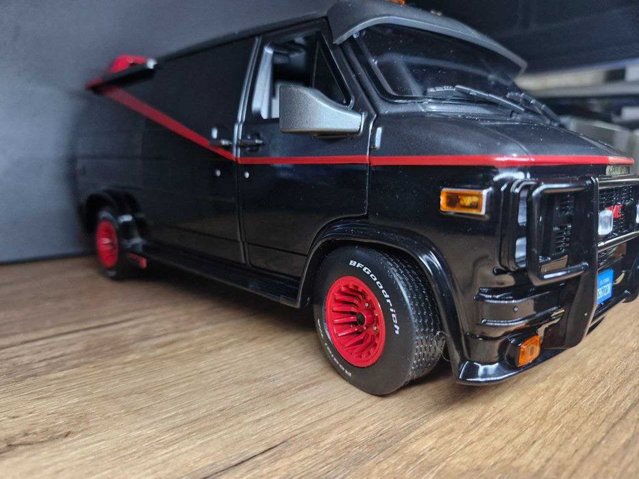 Коллекционная модель 1 -18 GMC 1983 год