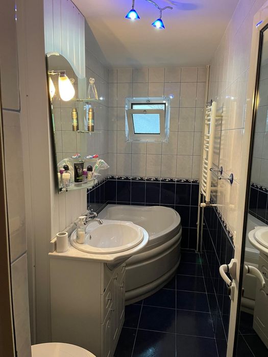 Închiriez apartament 2 camere mobilat cu  centrală și AC.