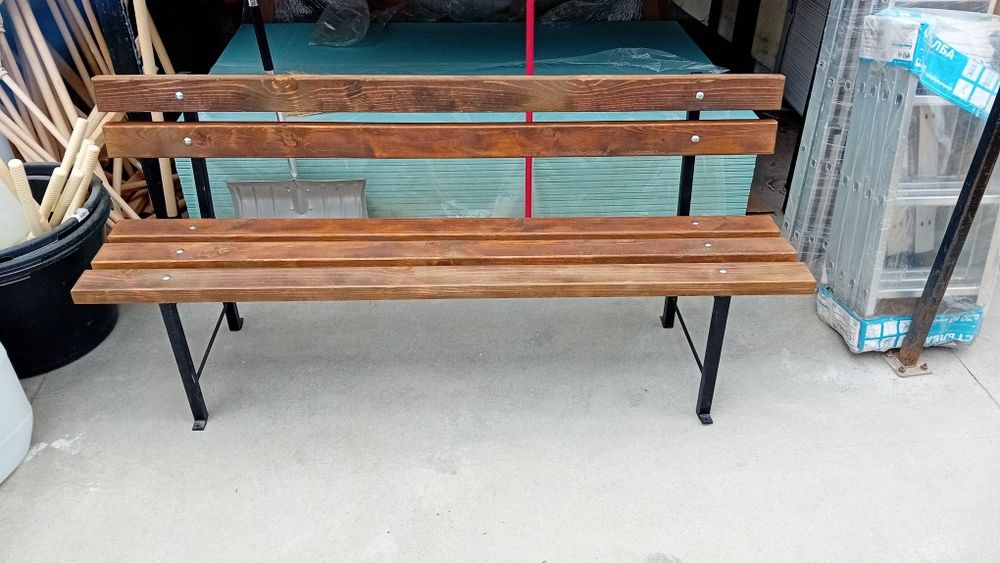 Пейки със метални крачета