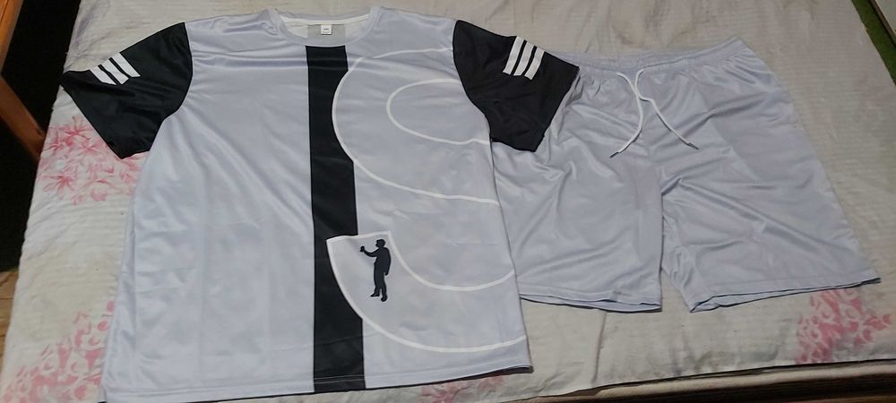 Продавам мъжки летни комплекти две части номер58 хххл