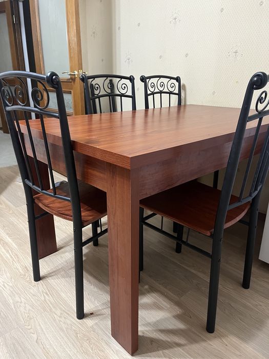 Стол стульясымен сатылады.