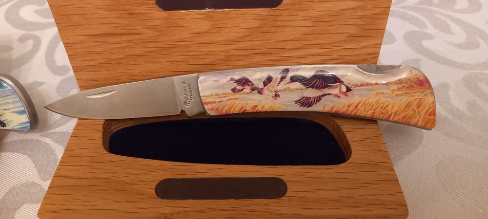Сгъваеми ловни ножове MAGNUM с различни животни, специална кутия. Нож.
