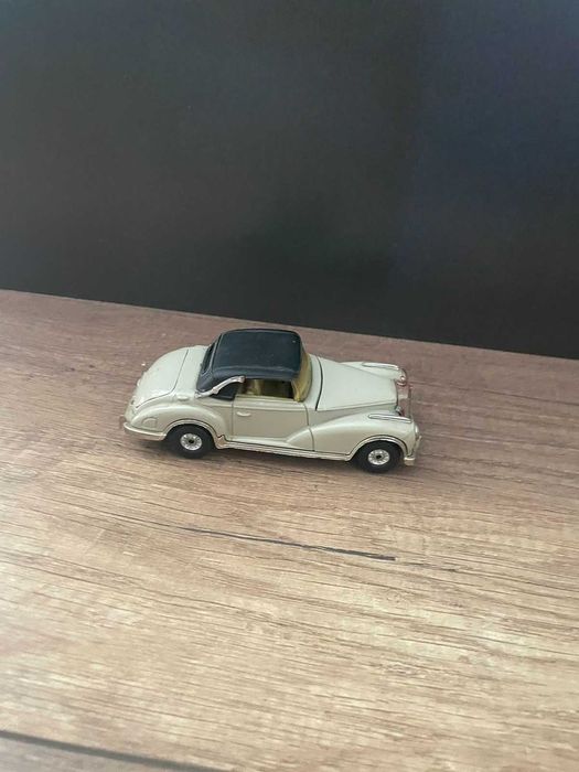 Стар модел на mercedes 3000 на Corgi  произведен във Великобритания
