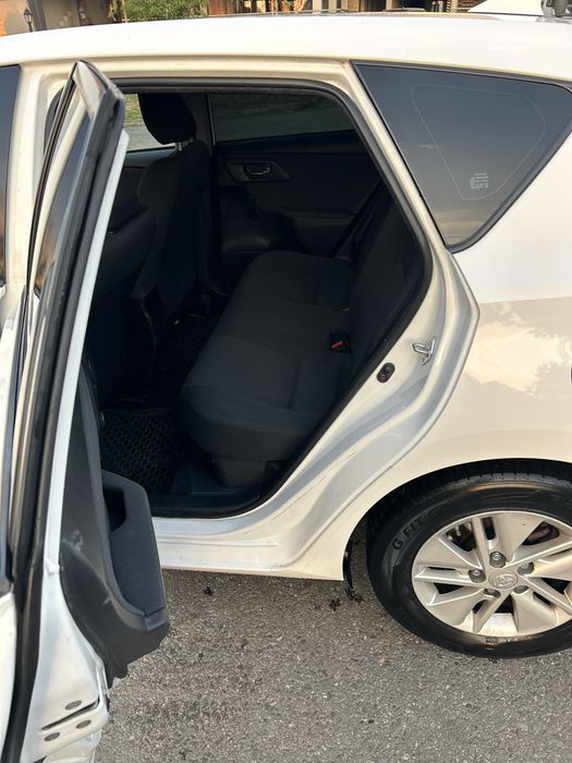 Vand toyota auris hibrid 2018