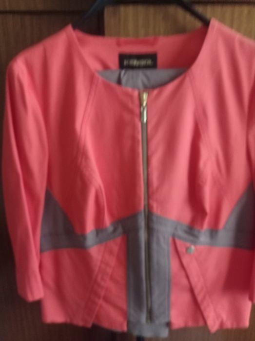 Продавам цял костюм