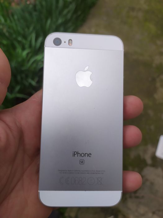Телефон iPhone SE