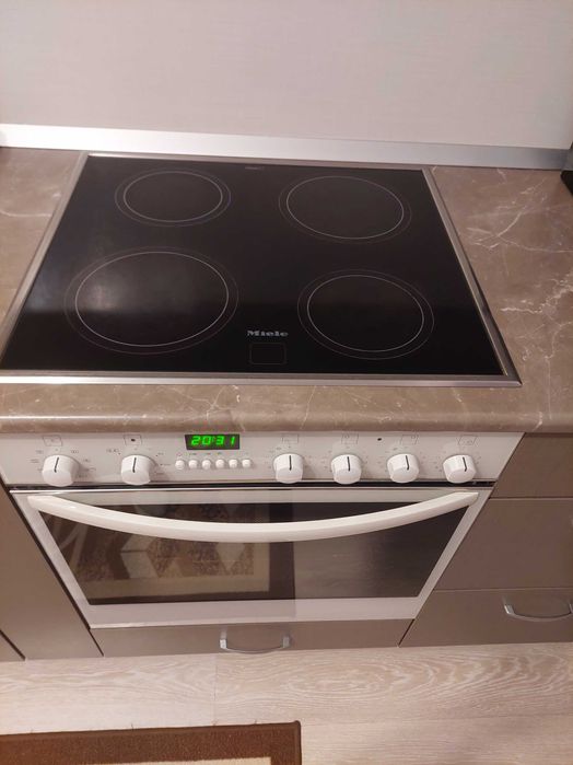 Фурна с котлони за вграждане Miele